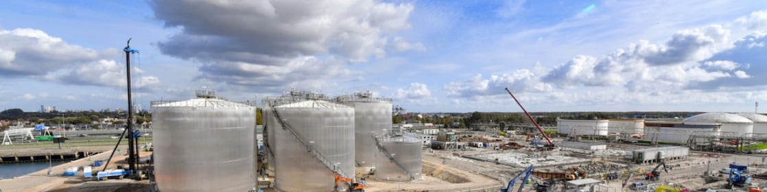 De Hefa-fabriek in aanbouw bij Shell in Pernis (Beeld: Ernst Bode)