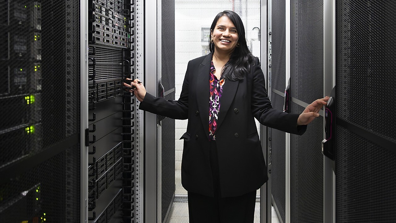 Isha Choudhary in de serverruimte