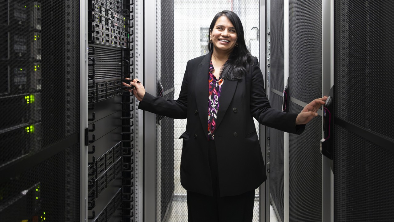 Isha Choudhary in de serverruimte