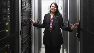 Isha Choudhary in de serverruimte