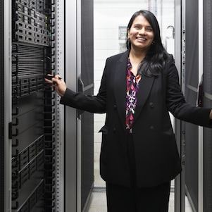 Isha Choudhary in de serverruimte