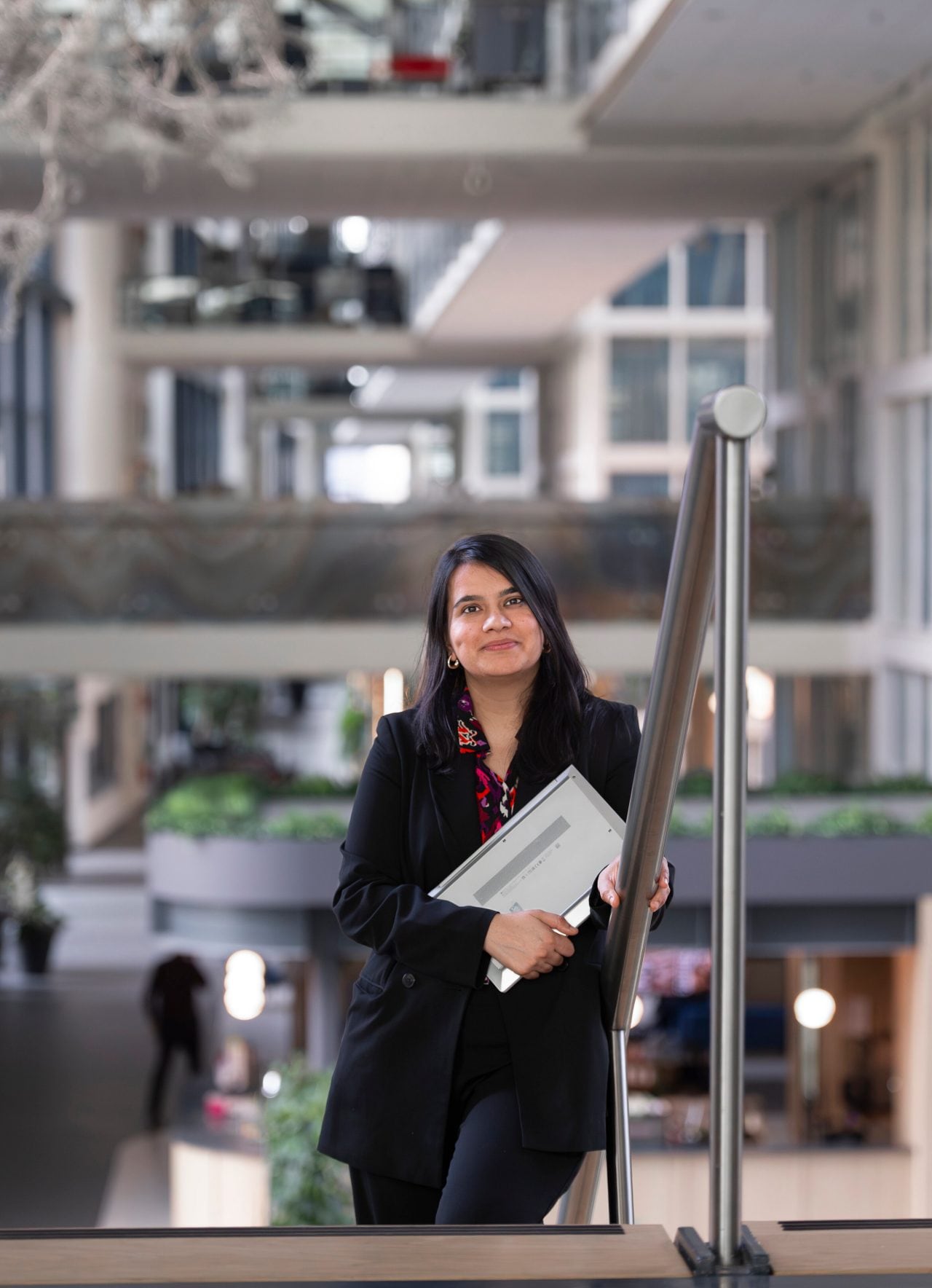 Isha Choudhary in het atrium van de ETCA