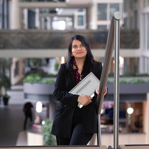 Isha Choudhary in het atrium van de ETCA