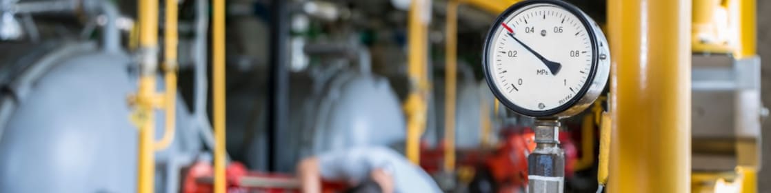 Een ronde meter en gele buizen