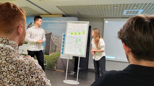 Studenten presenteren hun Sustañha-plan op de AGH-universiteit in Krakau