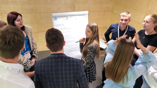 Students debate in group about their propositions for a sustainable city in 2040 (Photo: Marcel Burger)