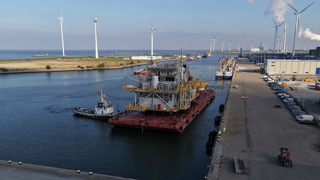 De aankomst van de BaseLoad Power Hub in de Eemshaven, 27 september 2025 (Foto: MatZwart Fotografie)