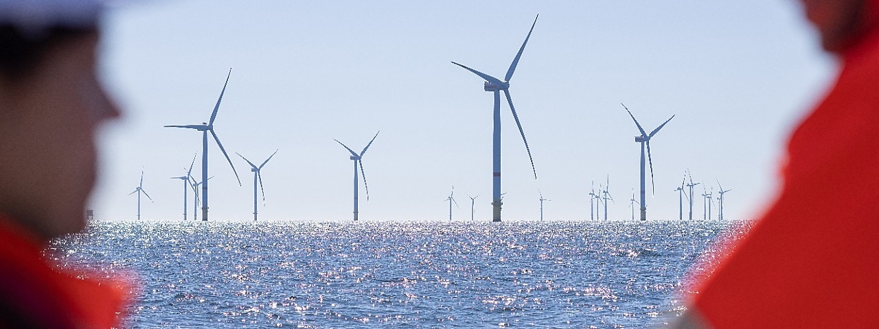 Twee Shell-medewerkers bij windpark Borselle III & IV (Blauwwind). (Foto: Stuart Conway/Shell plc)