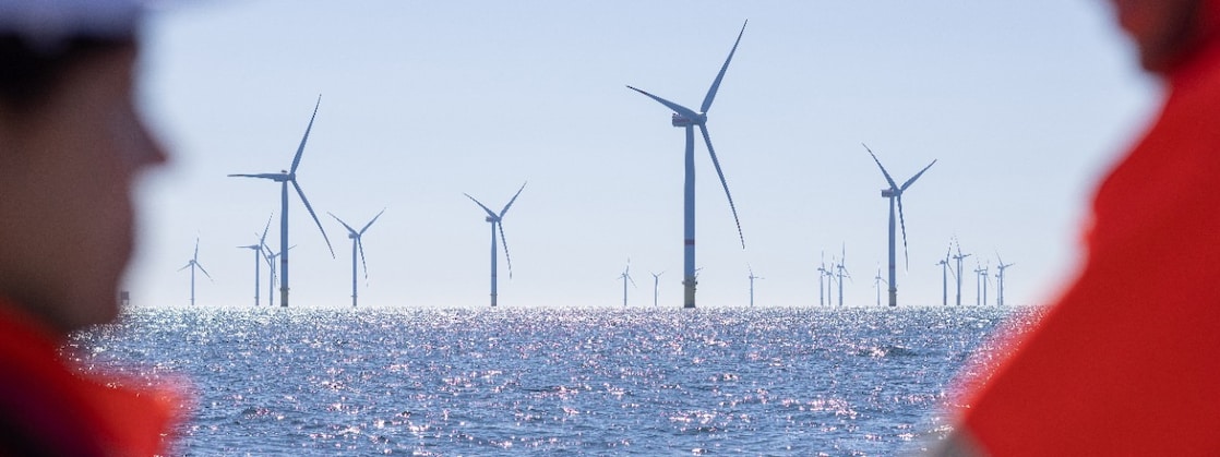 Twee Shell-medewerkers bij windpark Borselle III & IV (Blauwwind). (Foto: Stuart Conway/Shell plc)