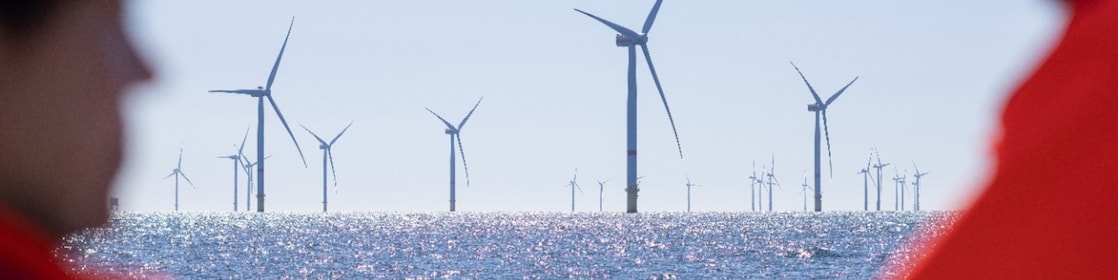 Twee Shell-medewerkers bij windpark Borselle III & IV (Blauwwind). (Foto: Stuart Conway/Shell plc)