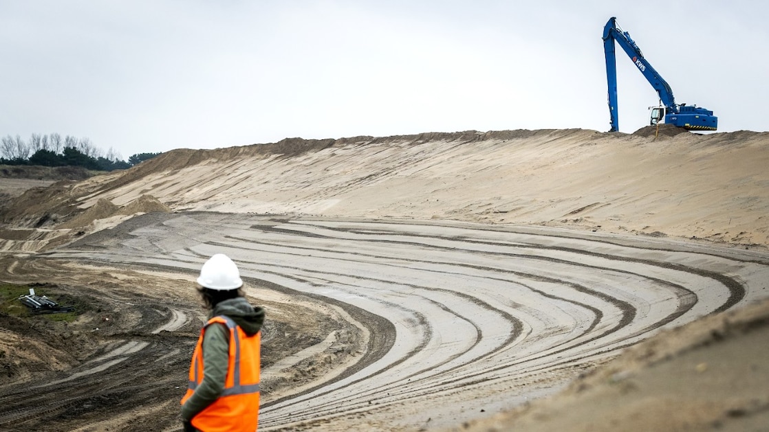 Preparing the banked corner at the Zandvoort racetrack (Photo: ANP)