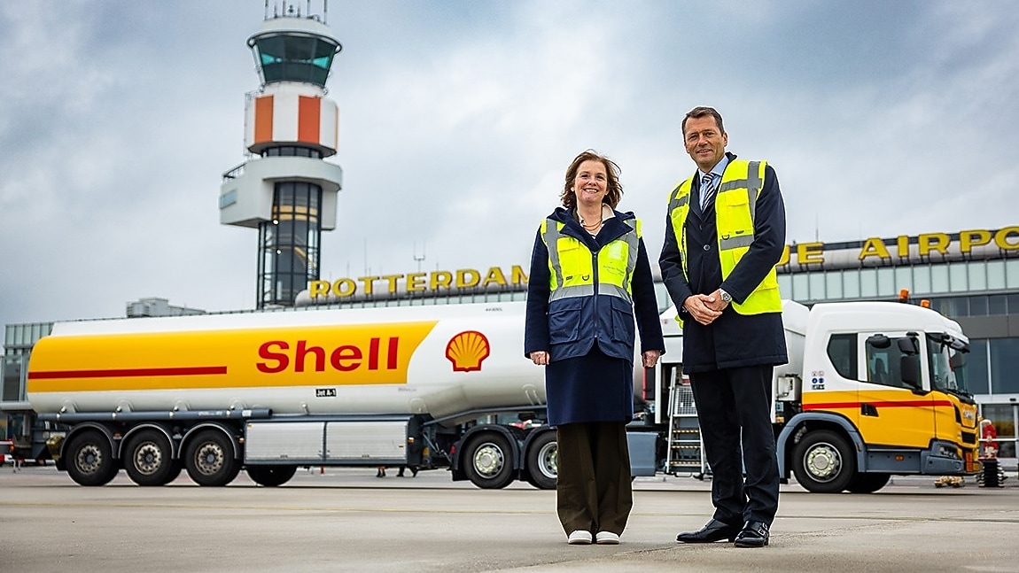Een Shell-brandstoftruck op Rotterdam The Hague Airport, met twee medewerkers van het vliegveld in de voorgrond