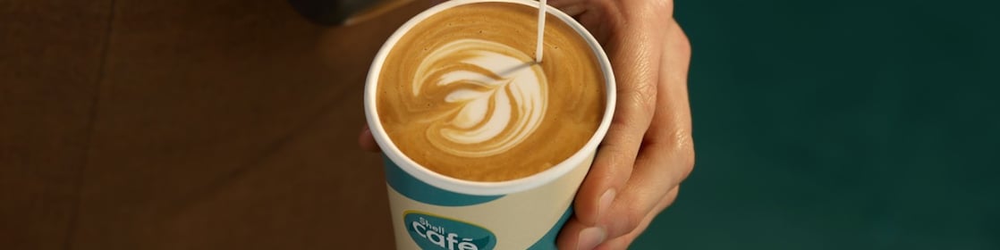 Een koffiebekertje wordt volgeschonken door een Shell-barista (Photo: Shell International Ltd.)