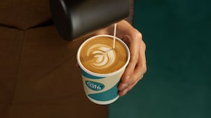 Een koffiebekertje wordt volgeschonken door een Shell-barista (Photo: Shell International Ltd.)
