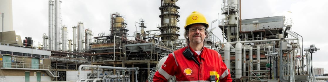 Jan-Kees Logmans bij de fabrieken van Shell Pernis (Foto: Christian Kalse)