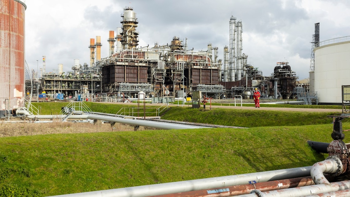 Jan-Kees Logmans bij de fabrieken van Shell Pernis (Foto: Christian Kalse)