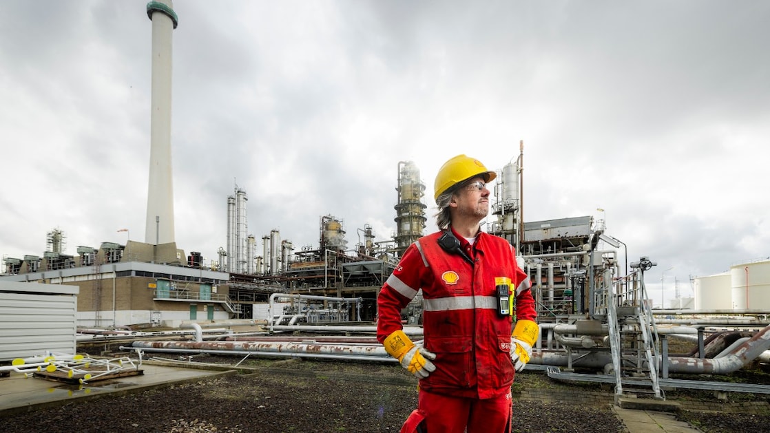 Jan-Kees Logmans bij de fabrieken van Shell Pernis (Foto: Christian Kalse)