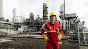Jan-Kees Logmans bij de fabrieken van Shell Pernis (Foto: Christian Kalse)