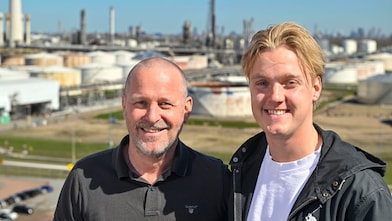 Vader en zoon op Pernis (Foto: Ernst Bode)