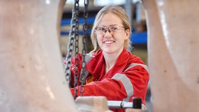 Een Shell-medewerker in de werkplaats van Shell Pernis (Foto: Ernst Bode)