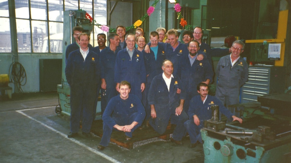 Centrale Werkplaats in de jaren ’90. Vader Leo Logmans helemaal rechts met handen op zijn rug (Foto via Jan-Kees Logmans)