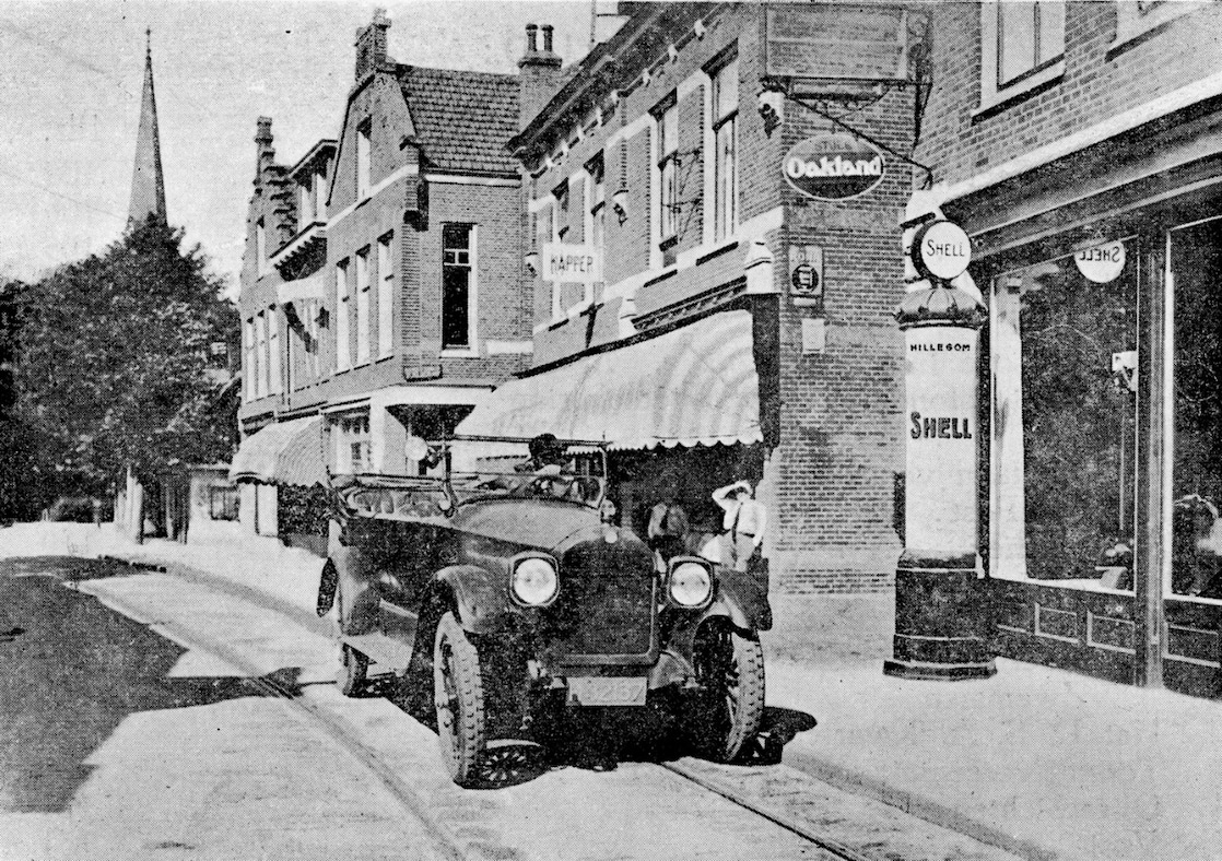 Pagina 104 in De Bron in 1926: Shell-pomp Hillegom met een auto ervoor (Foto: Shell Heritage & Historical Archive)