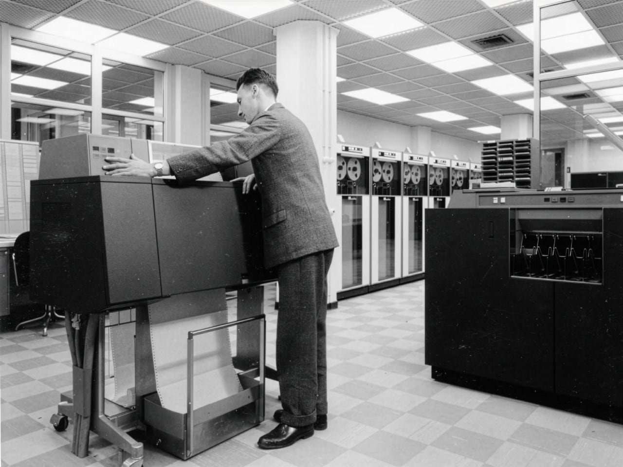 Draaiende databandrecorders en twee operators bij Shell in Den Haag, begin jaren 60 (Foto: Shell Heritage & Historical Archive)