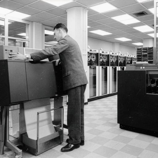 Draaiende databandrecorders en twee operators bij Shell in Den Haag, begin jaren 60 (Foto: Shell Heritage & Historical Archive)