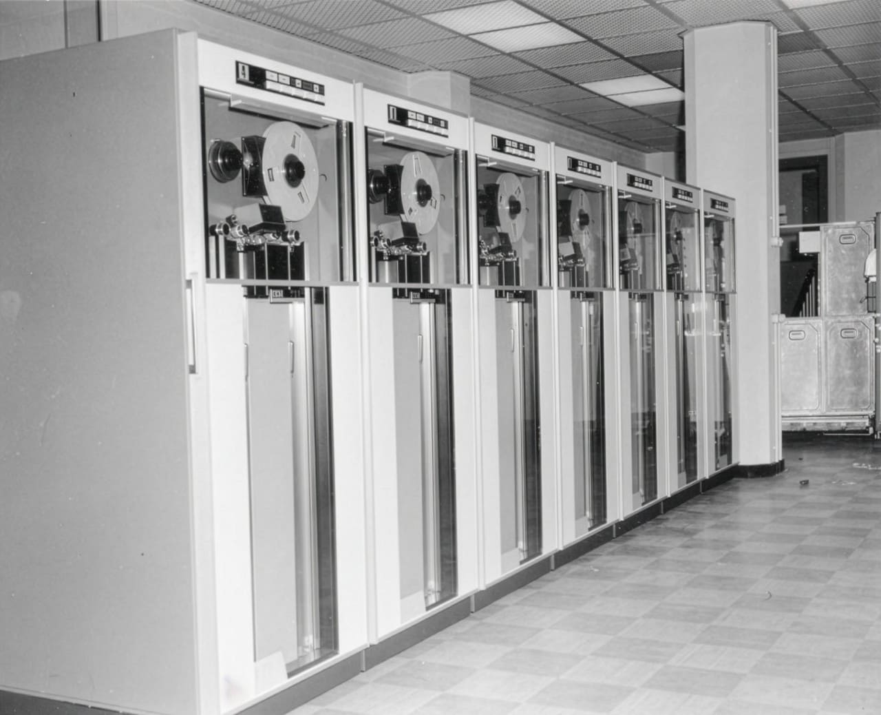 Draaiende databandrecorders bij Shell in Den Haag, begin jaren 60 (Foto: Shell Heritage & Historical Archive)