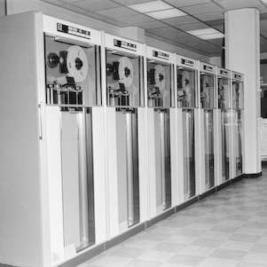 Draaiende databandrecorders bij Shell in Den Haag, begin jaren 60 (Foto: Shell Heritage & Historical Archive)