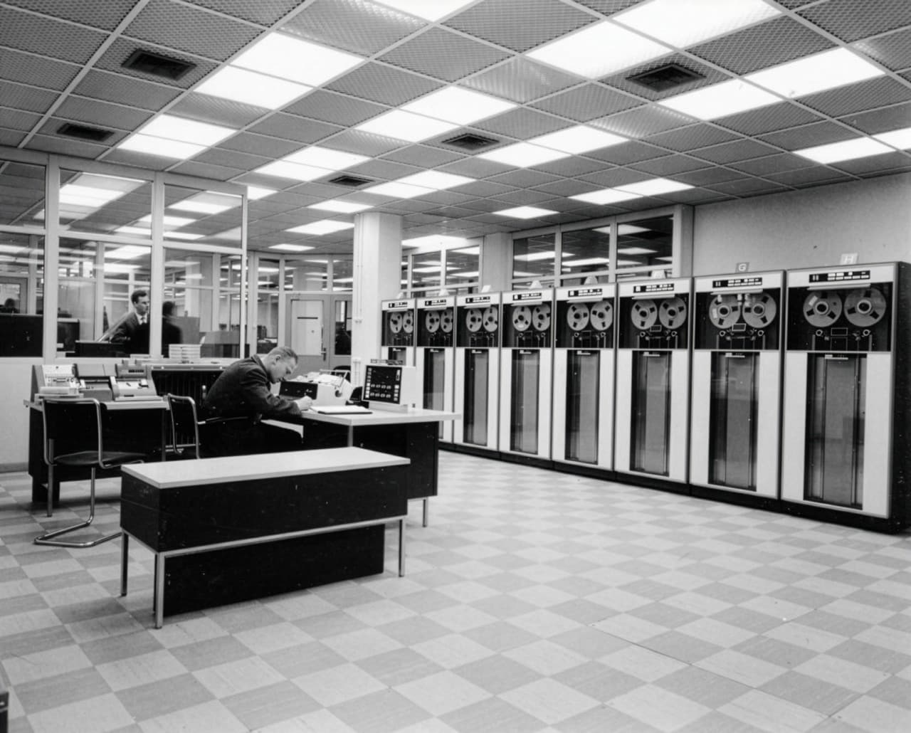 Draaiende databandrecorders en twee operators bij Shell in Den Haag, begin jaren 60 (Foto: Shell Heritage & Historical Archive)