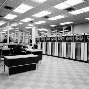 Draaiende databandrecorders en twee operators bij Shell in Den Haag, begin jaren 60 (Foto: Shell Heritage & Historical Archive)
