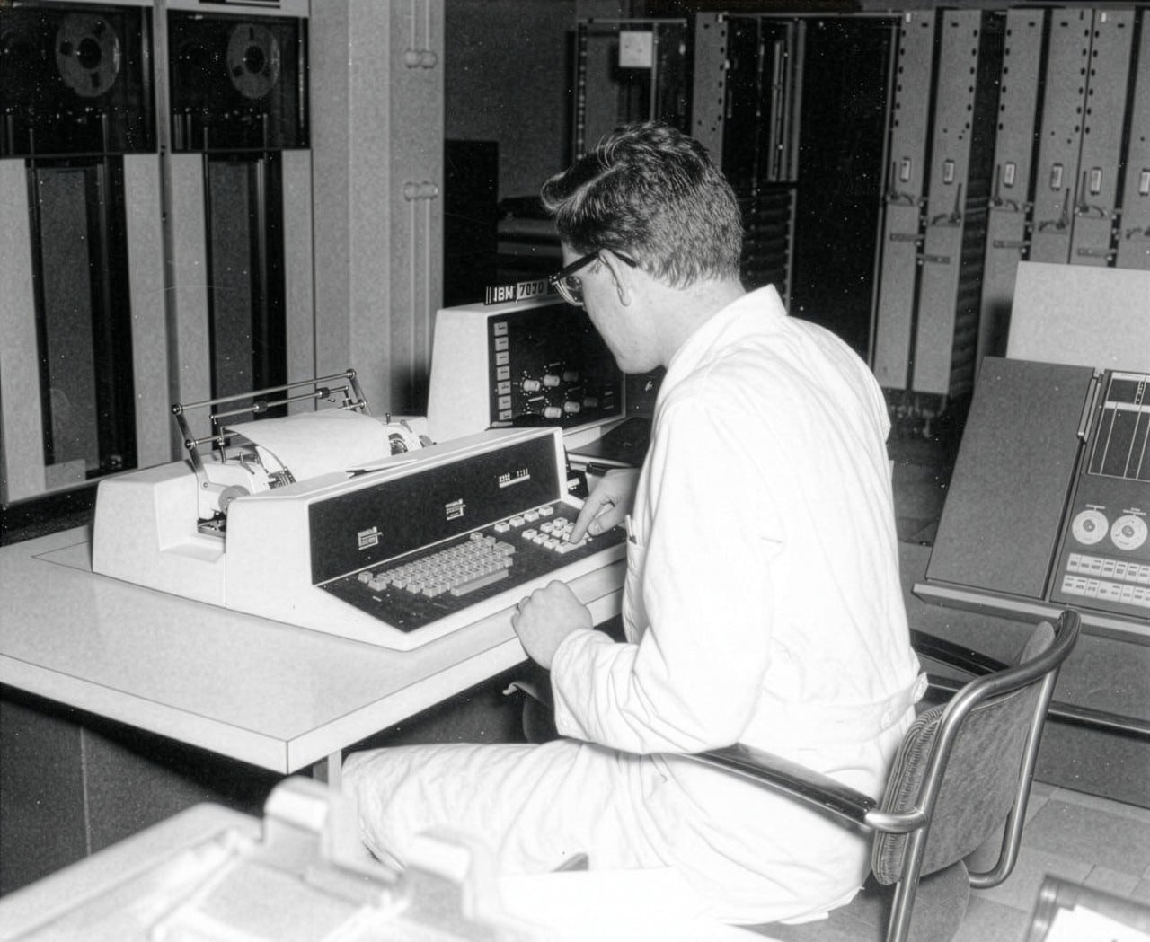 Een data-operator bij Shell in Den Haag, begin jaren 60 (Foto: Shell Heritage & Historical Archive)