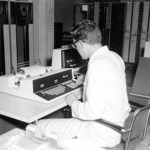 Een data-operator bij Shell in Den Haag, begin jaren 60 (Foto: Shell Heritage & Historical Archive)