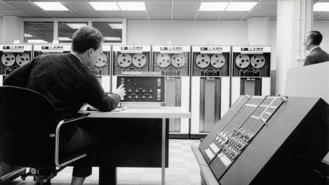 Draaiende databandrecorders en twee operators bij Shell in Den Haag, begin jaren '60 (Foto: Shell Heritage & Historical Archive)
