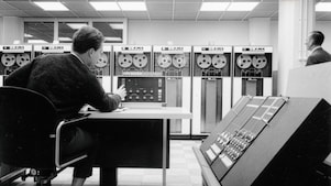 Een data-operator bij Shell in Den Haag, begin jaren '60 (Foto: Shell Heritage & Historical Archive)