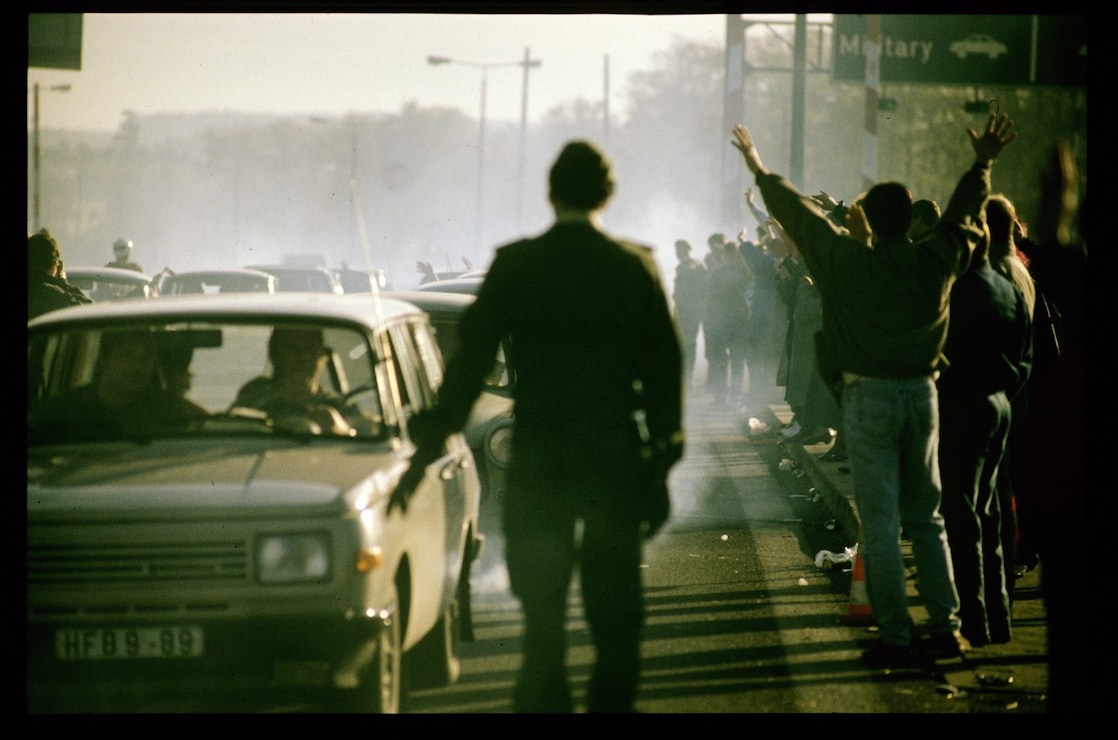 Een file van Trabanten trekt van Oost- naar West-Berlijn om de vrijheid van de val van de muur te beleven, 9 november 1989 (Foto: Jaco Klamer / ANP)