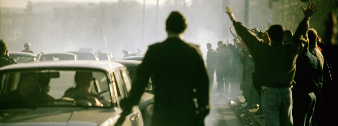A long line of Trabant cars moves from East to West Berlin, to experience the fall of the Berlin Wall, 9 November 1989 (Photo: Jaco Klamer / ANP)