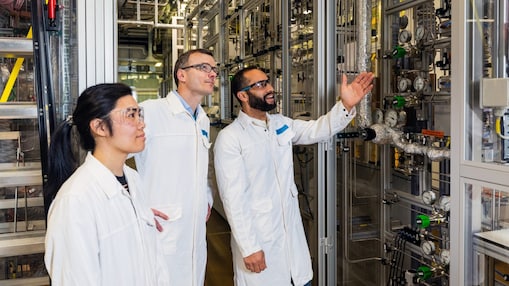Erwin van der Geer (Manager Research & Development) centre, with on the left-hand side in this photo ChiSum Yeung (Associate Researcher Reactor Operation) and on the righ-hand side Ali Soula (Senior Associate Researcher Reactor Operations) (Photo: Jiri Büller)