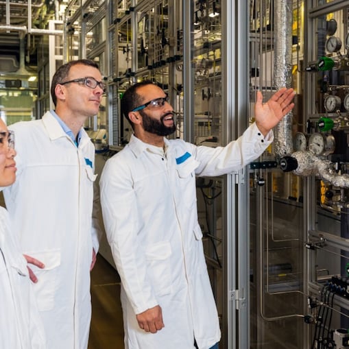 Erwin van der Geer (Manager Research & Development) centre, with on the left-hand side in this photo ChiSum Yeung (Associate Researcher Reactor Operation) and on the righ-hand side Ali Soula (Senior Associate Researcher Reactor Operations) (Photo: Jiri Büller)
