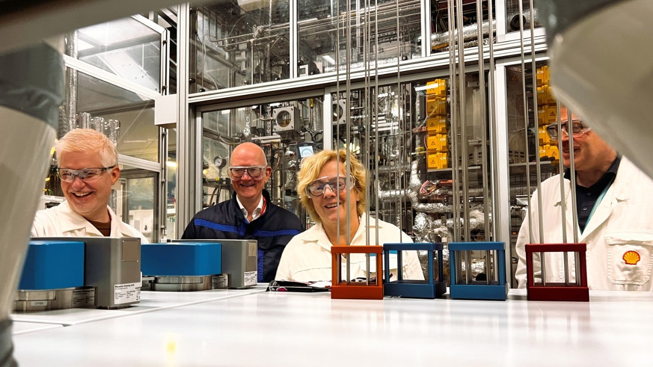 From left to right: Robin Krom (Team Lead Reactor Operations), Steven Olivier (Managing Director Avantium R&D Solutions), Elise Nowee (Vice President Shell Catalysts & Technologies), Ed Schouten (General Manager Catalyst Technology at Shell) (Photo: Jiri Büller)