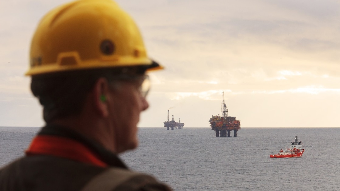 Zicht op de offshore platforms Brent Delta, Brent Charlie, Brent Bravo en Brent Alpha (het verst weg) met stand-by-schip. Voor de kust van Aberdeen, Schotland, 2014 (Foto: Stuart Conway/Shell plc.)