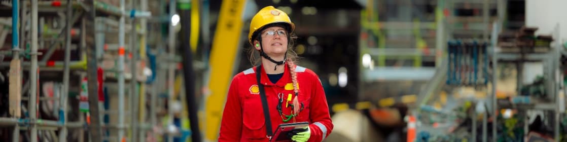 Maaike van der Mee op Shell Chemicals Park Moerdijk (Foto: Christian Kalse)