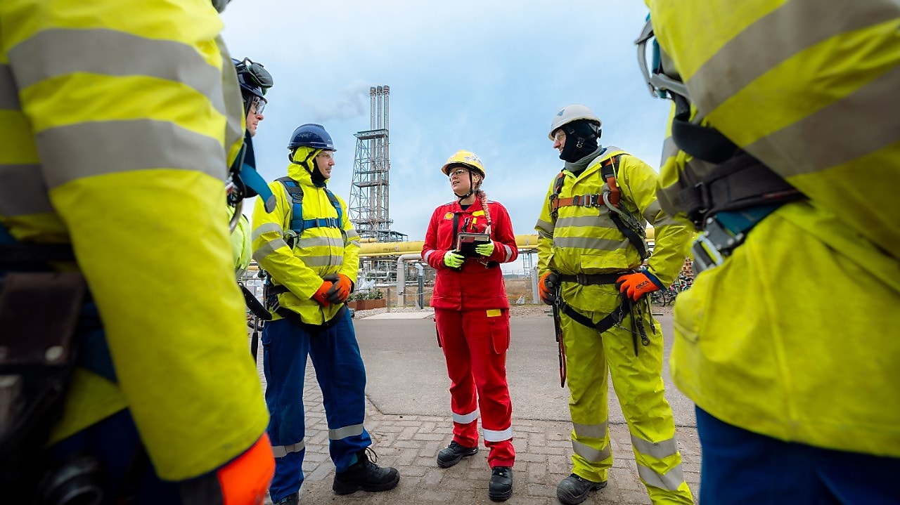 Maaike van der Mee in overleg over de veiligheidsinstructies op Shell Chemicals Park Moerdijk (Foto: Christian Kalse)
