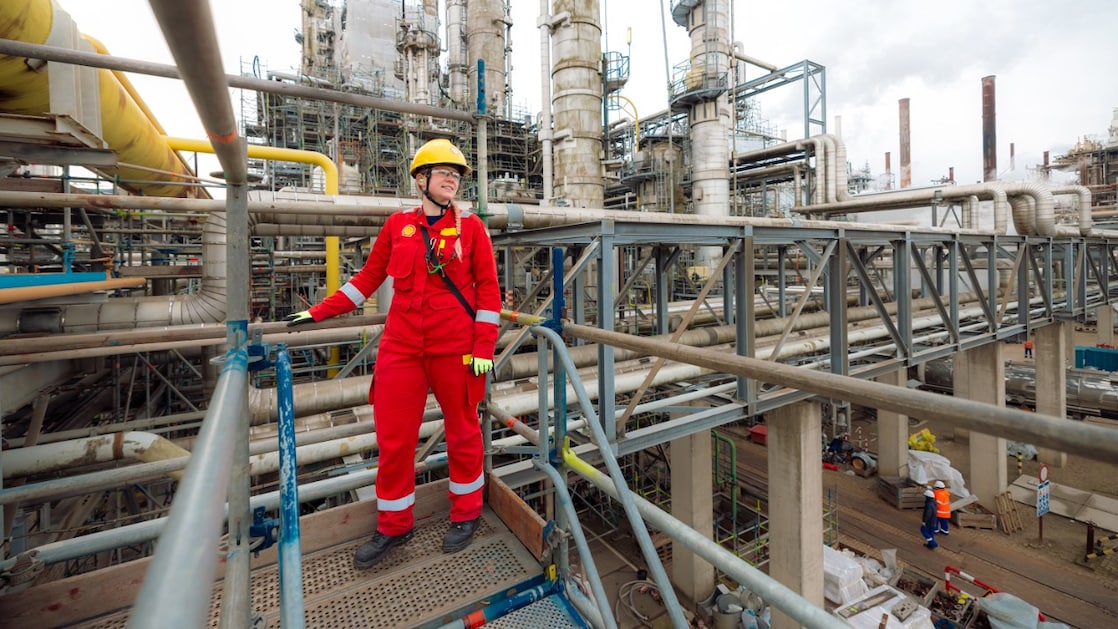 Maaike van der Mee at de MLO site of Shell Chemicals Park Moerdijk, the Netherlands (Photo: Christian Kalse)