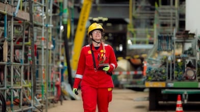 Maaike van der Mee op Shell Chemicals Park Moerdijk (Foto: Christian Kalse)