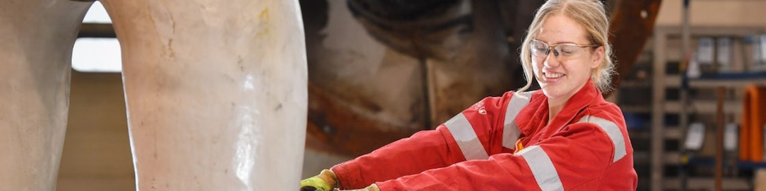 Colleen Rink in de werkplaats van Shell Pernis (Foto: Ernst Bode)