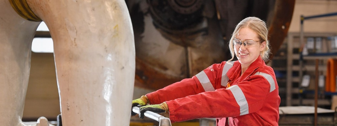 Colleen Rink at the Central Workshop of Shell Pernis (Photo: Ernst Bode)