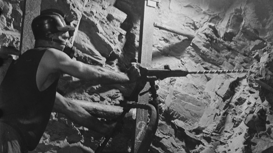 Een mijnwerker aan het werk in een van de Limburgse kolenmijnen, 21 november 1945 (Foto: Kryn Taconis / Anefo / Nationaal Archief)