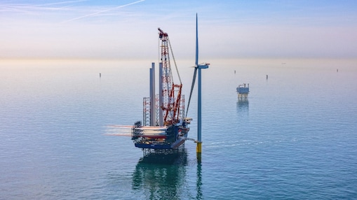 Plaatsing van een windturbine bij windpark Hollandse Kust West van consortium Ecowende (Foto: Flying Focus)